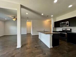 5845 Casstello Dr in Round Rock, TX - Foto de edificio - Building Photo
