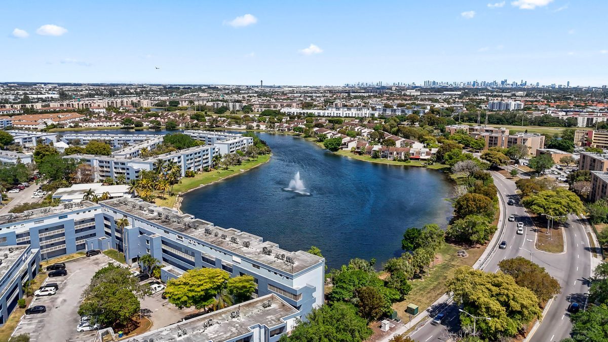 9340 Fontainebleau Blvd in Miami, FL - Building Photo