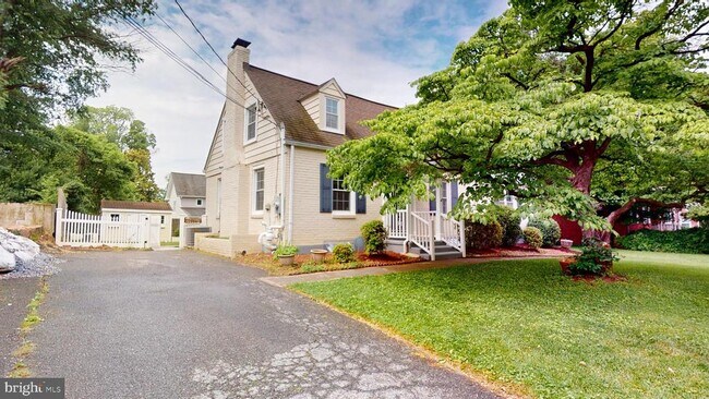 property at 2116 Linden Ln