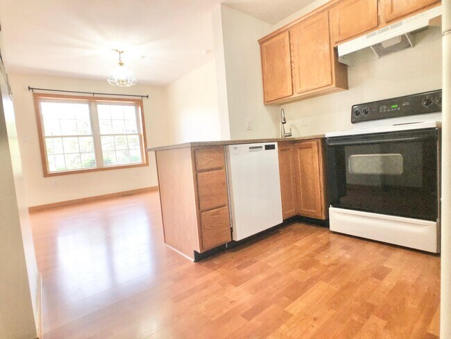 321 W Post Rd in White Plains, NY - Building Photo - Building Photo