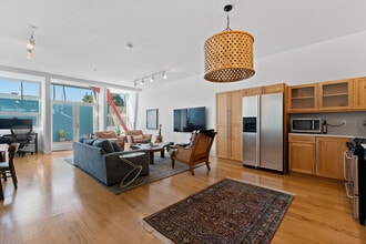 615 Hampton Dr, Unit A107 in Venice, CA - Foto de edificio - Building Photo