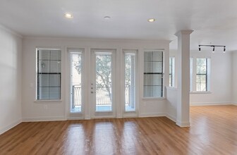 2121 Allen Pkwy in Houston, TX - Foto de edificio - Building Photo