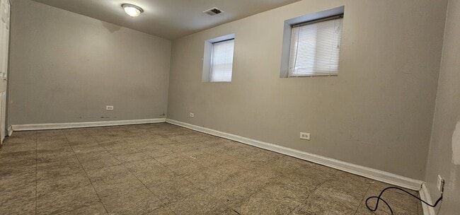 2308 N Meade Ave, Unit Basement in Chicago, IL - Foto de edificio - Building Photo