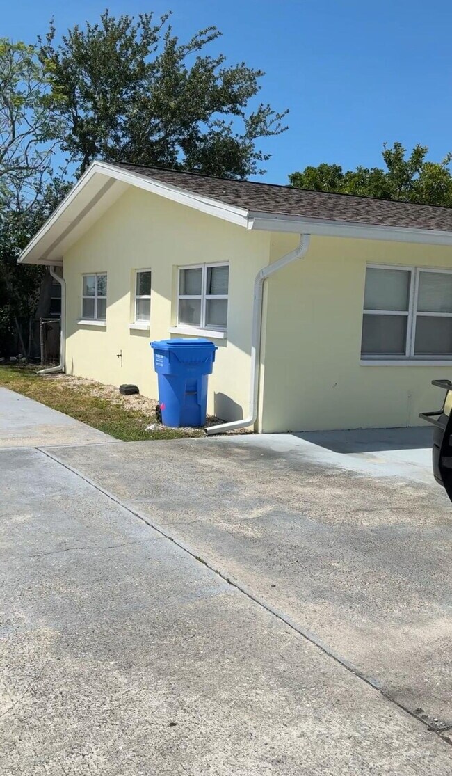 4926 Vincennes Ct in Cape Coral, FL - Building Photo - Building Photo
