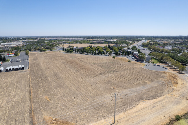 Natomas Fountains Apartments in Sacramento, CA - Building Photo - Building Photo