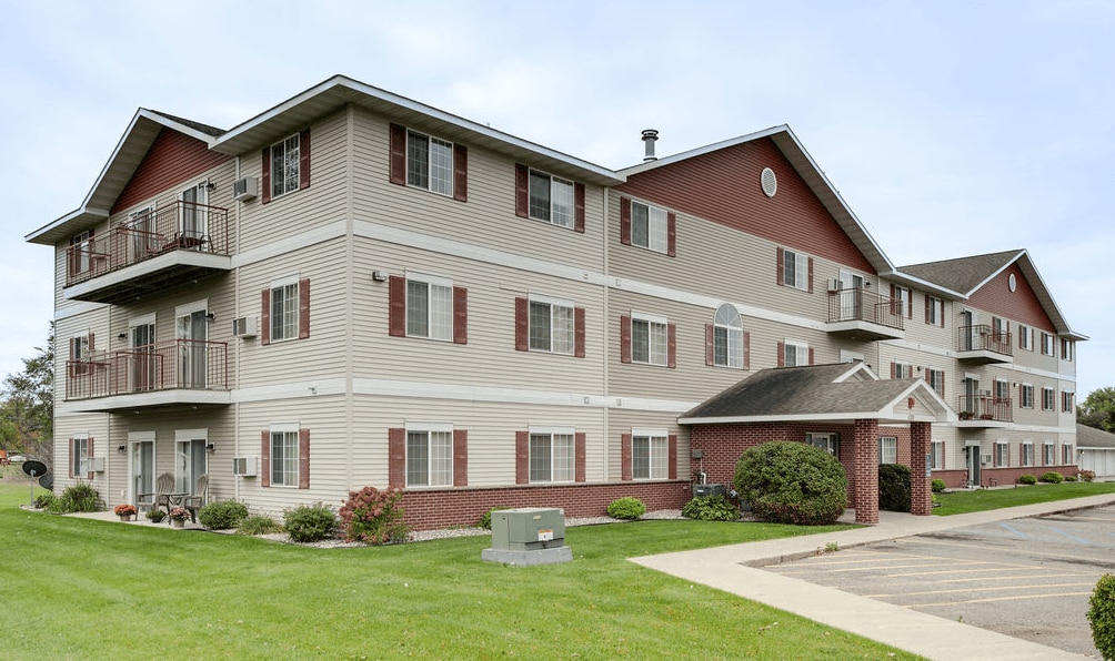 Somerset Apartments in Fergus Falls, MN - Building Photo