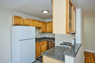 2424 W Estes Ave in Chicago, IL - Building Photo - Building Photo