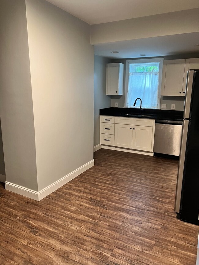 196 State St, Unit 1 in Bristol, RI - Building Photo - Building Photo