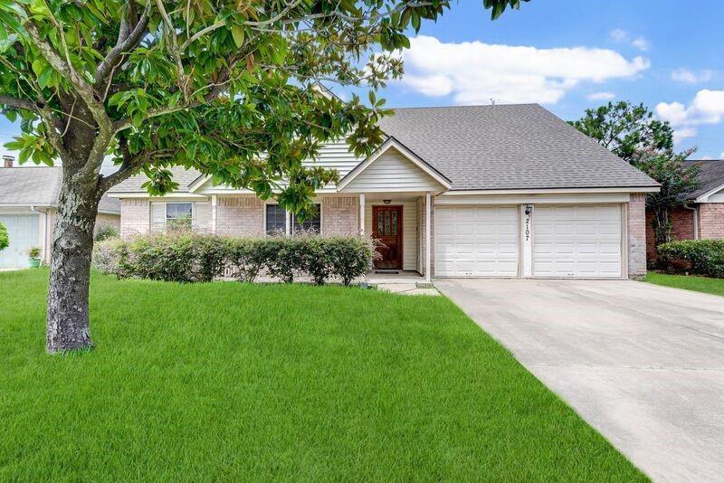 2107 Collingsfield Dr in Sugar Land, TX - Building Photo