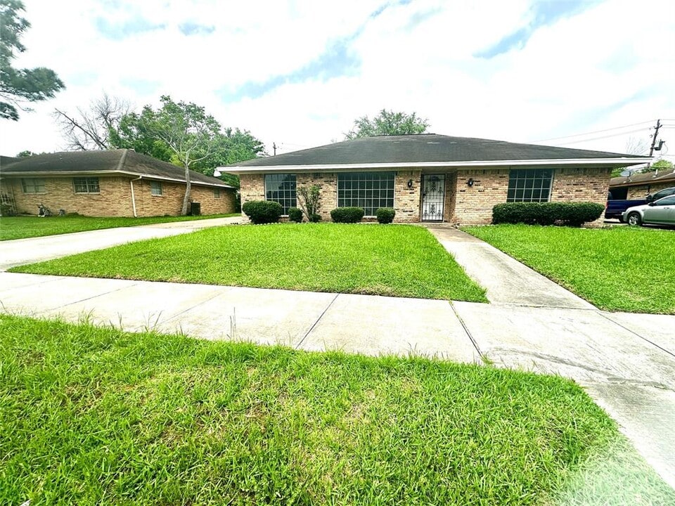 8207 Rockhill St in Houston, TX - Building Photo