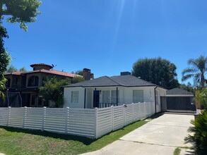 16812 Addison St in Encino, CA - Foto de edificio - Building Photo