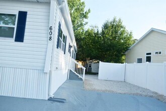 608 River Village Dr in Tarpon Springs, FL - Building Photo - Building Photo