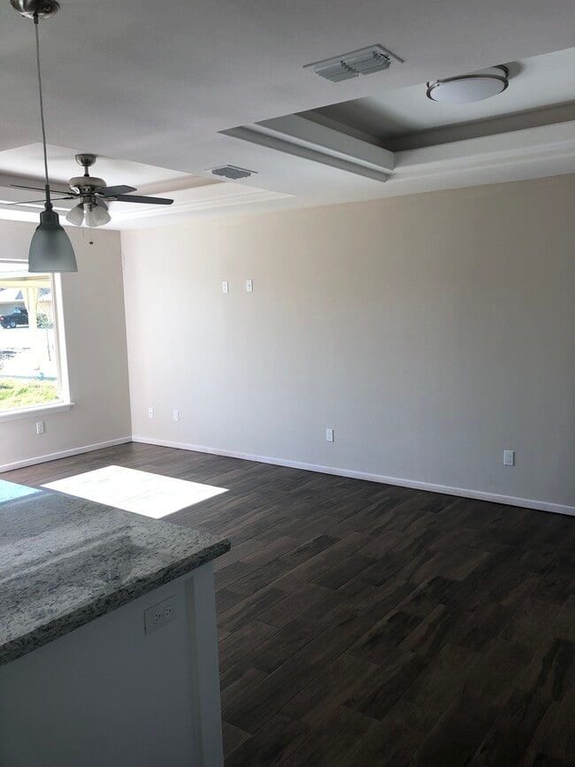 2316 Taxco Court, Unit Apt 4 in Edinburg, TX - Foto de edificio - Building Photo