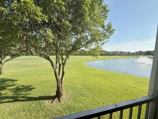 9820 S Hollybrook Lake Dr in Pembroke Pines, FL - Building Photo - Building Photo