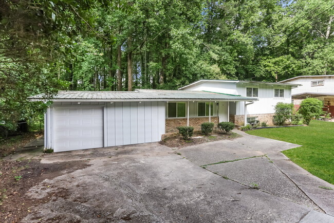 2410 Ridgeway Dr in Atlanta, GA - Building Photo - Building Photo