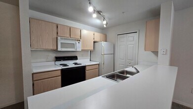 5447 Vineland Rd in Orlando, FL - Building Photo - Building Photo