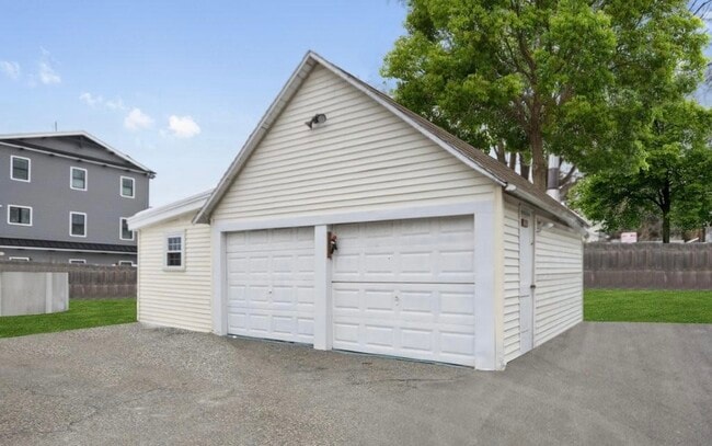 28 Ash St in Waltham, MA - Building Photo - Building Photo
