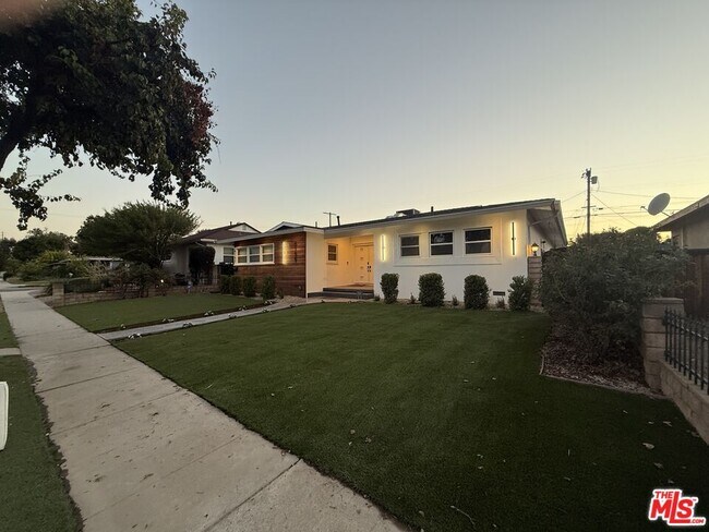 6159 Sylvia Ave in Los Angeles, CA - Building Photo - Building Photo