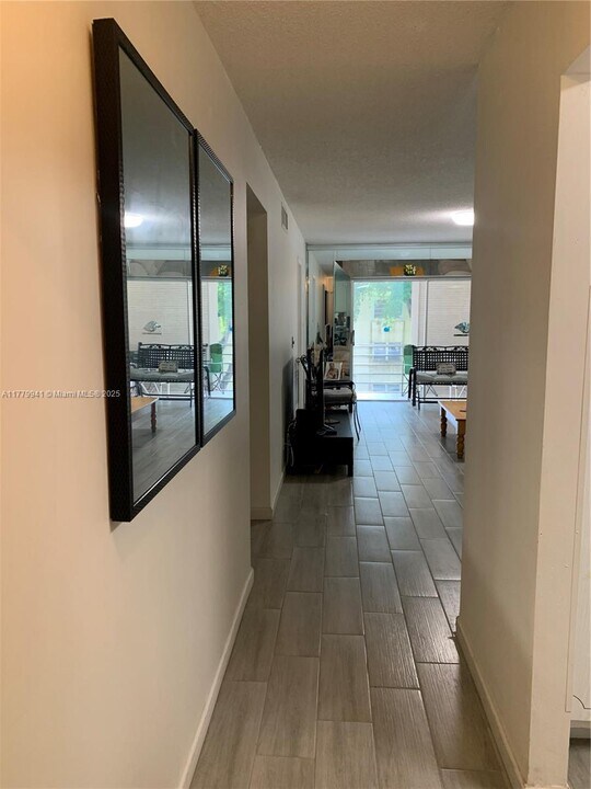 300 Berkley Rd in Hollywood, FL - Building Photo