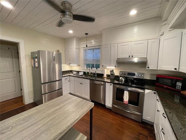 property at 5 Elliot Pl