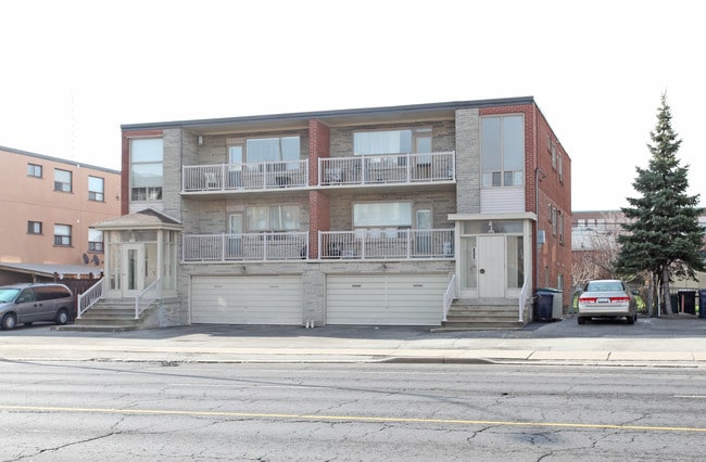 759-761 Lawrence Ave in Toronto, ON - Building Photo - Primary Photo