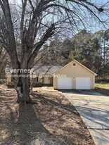 1069 Estates Ct in Stockbridge, GA - Building Photo