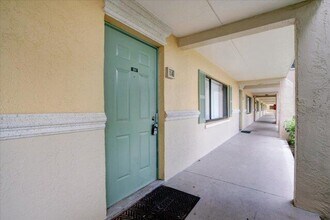 1104 Meadows Cir in Boynton Beach, FL - Building Photo - Building Photo