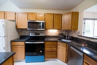 113 Courtyard Ln in Mansfield, CT - Building Photo - Building Photo