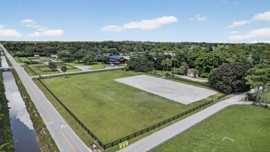 2340 B Rd in Loxahatchee Groves, FL - Foto de edificio - Building Photo