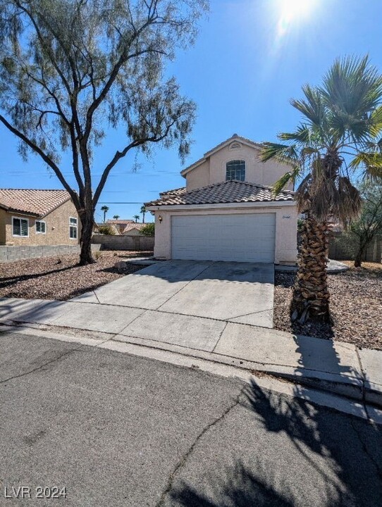 2462 Cavern Cove Way in Las Vegas, NV - Foto de edificio