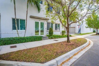 6611 NW 102nd Path in Doral, FL - Building Photo - Building Photo