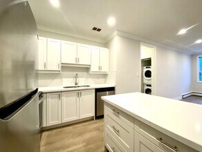 112 St Joseph's Dr in Hamilton, ON - Building Photo - Building Photo