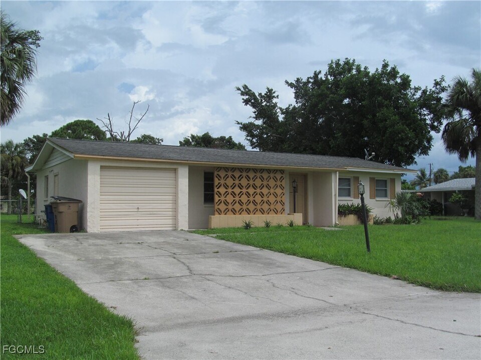 16 Lincoln Ave in Lehigh Acres, FL - Building Photo