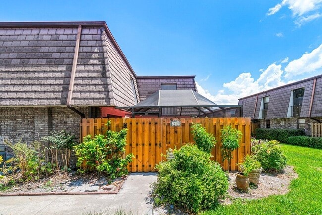 property at 7577 Courtyard Run W