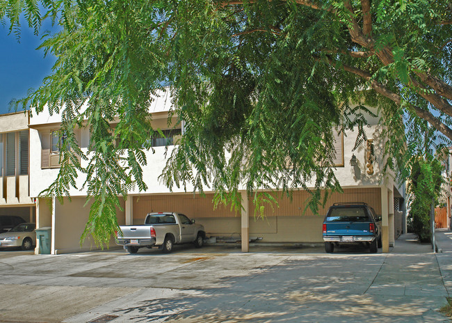 553 N Flores St in Los Angeles, CA - Foto de edificio - Building Photo