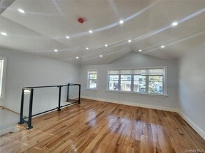 330 Taylor Ave in Bronx, NY - Building Photo - Building Photo