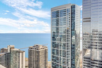 225 N Columbus Dr in Chicago, IL - Foto de edificio - Building Photo