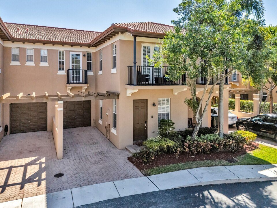 6966 Julia Gardens Dr in Coconut Creek, FL - Building Photo