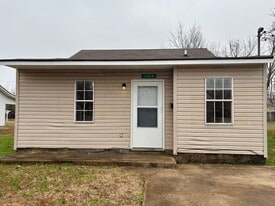 2102 Clark St in Jonesboro, AR - Building Photo