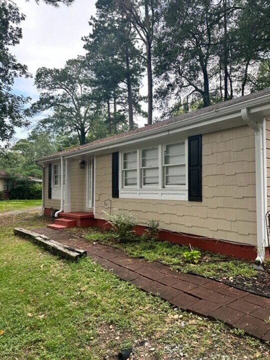 406 Christopher Dr in Gainesville, GA - Building Photo