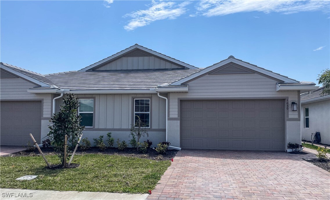 1050 Enbrook Lp in Naples, FL - Building Photo