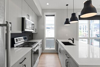 1050 W Cornelia Ave in Chicago, IL - Building Photo - Building Photo