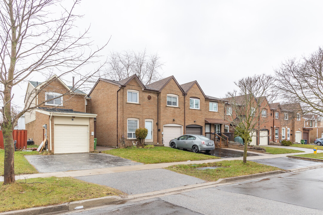 24 Campania Cres in Toronto, ON - Building Photo