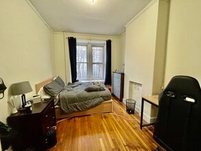 688 Parker St, Unit 2 in Boston, MA - Foto de edificio - Building Photo