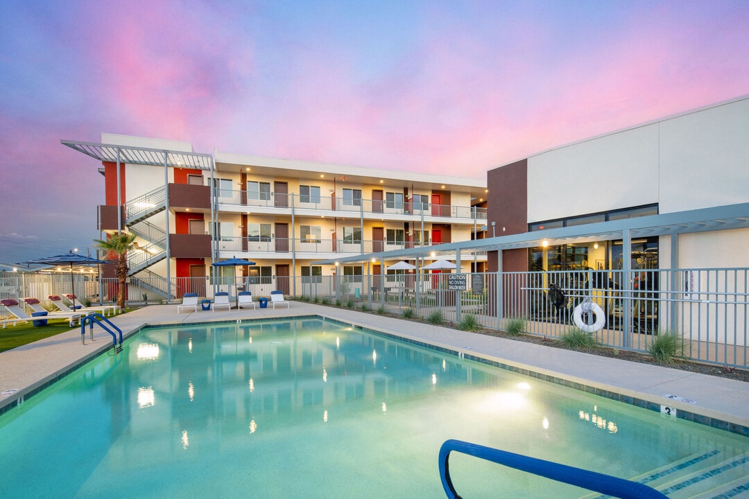 Streamliner 67th in Phoenix, AZ - Foto de edificio