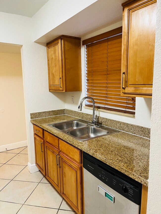 8601 SW 94th St, Unit 116W in Miami, FL - Building Photo - Building Photo