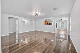 15319 Mission Oak Dr in Houston, TX - Building Photo - Building Photo