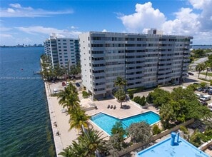 7545 E Treasure Dr, Unit 10 in North Bay Village, FL - Foto de edificio - Building Photo