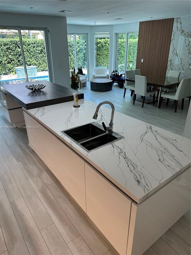 7060 NW 107th Pl in Doral, FL - Building Photo - Building Photo