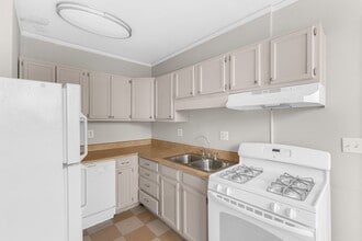 Charleston Court in Birmingham, AL - Building Photo - Interior Photo